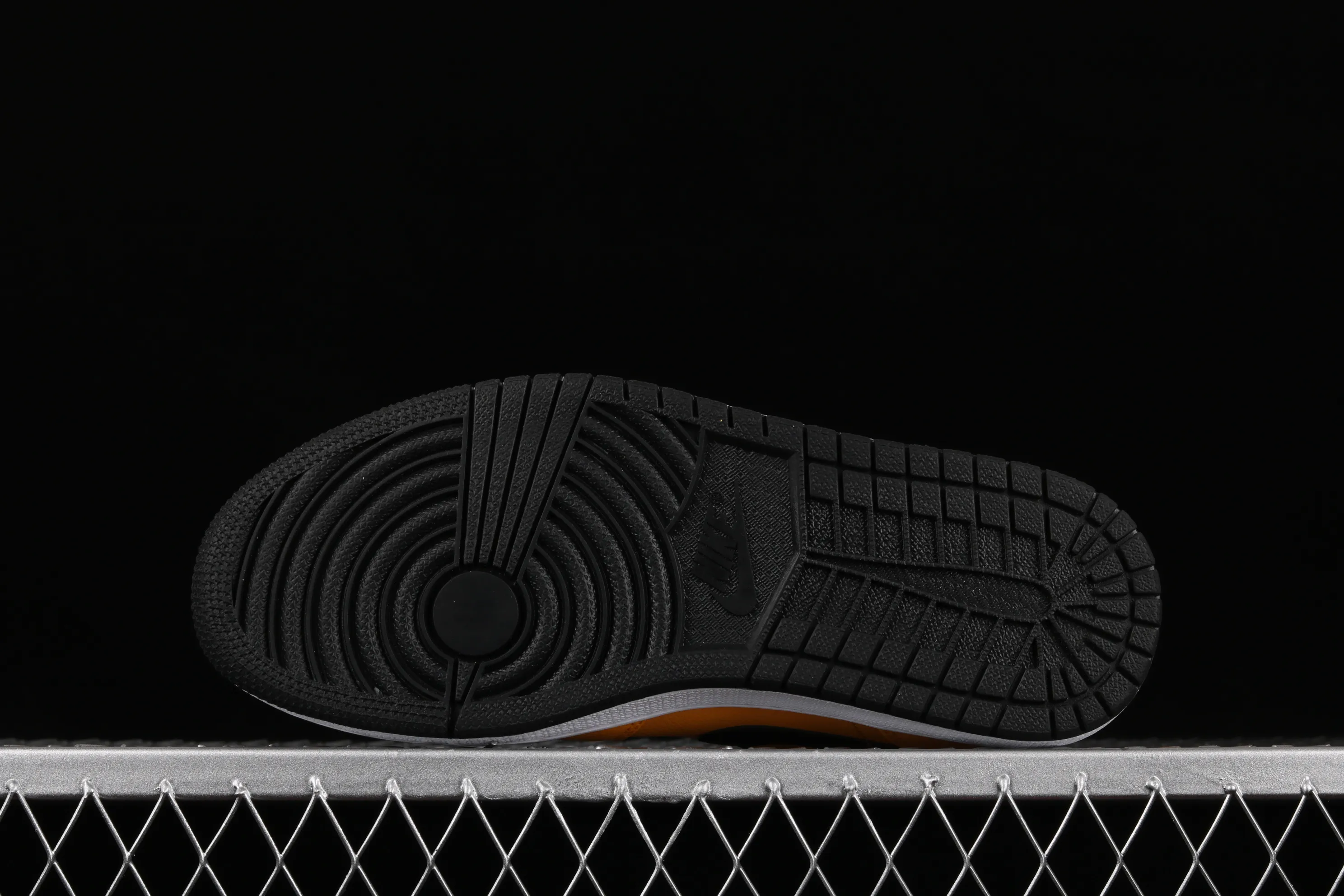 All Categories Air Jordan Jordan Series Basketball Shoes Air Jordan 1 Mid Air Jordan 1 Mid "Black and Yellow Little New Love" Taxi Color 554724-700